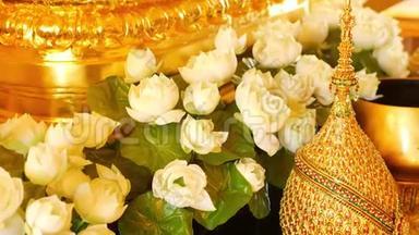 祭坛上的鲜花和金色装饰。 美丽的<strong>白莲花</strong>和金色的皇家装饰品